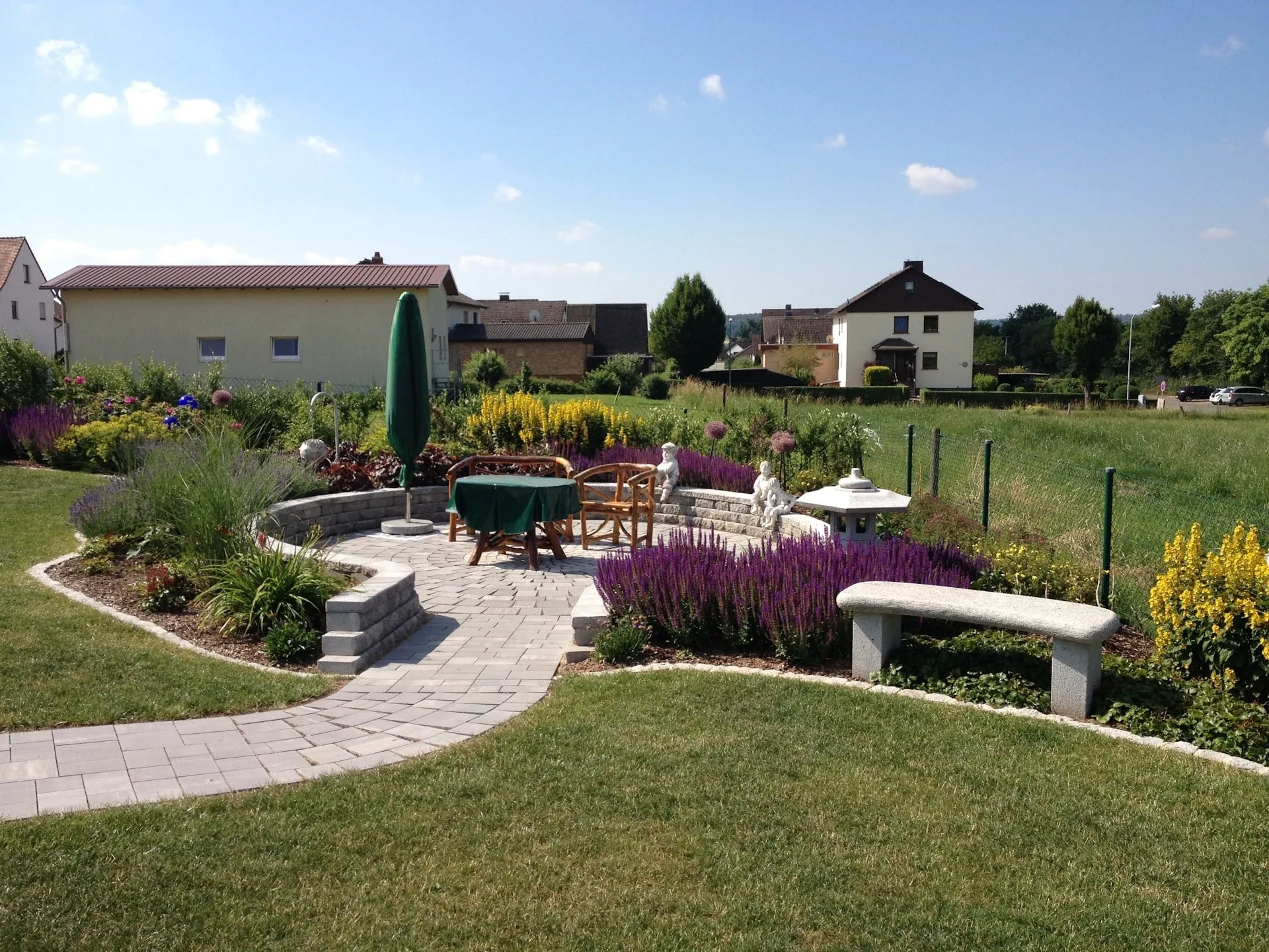 Gemütlicher Sitzplatz im Garten. Komplette Planung und Realisierung von Pflasterflächen