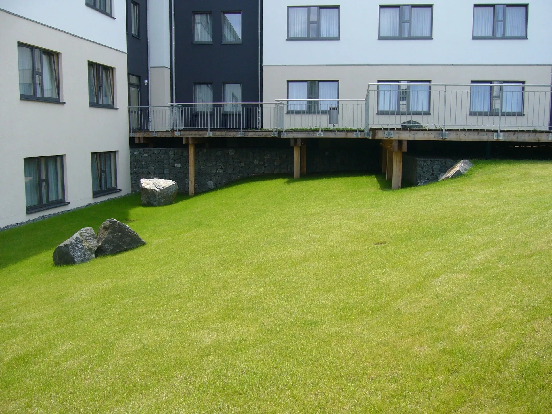 Rollrasen und Holzterrasse. Schnelle Begrünung durch Rollrasen auf weitläufigem Gelände