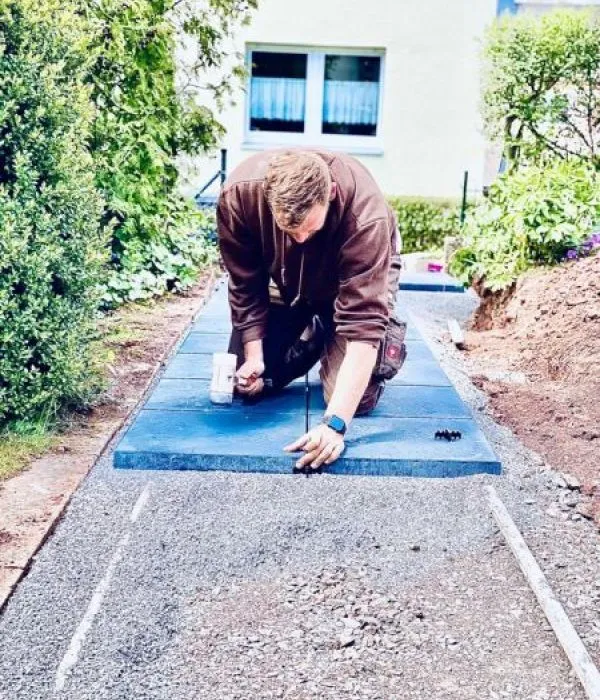 Mitarbeiter von Wilke Galabau bei der Arbeit im Garten